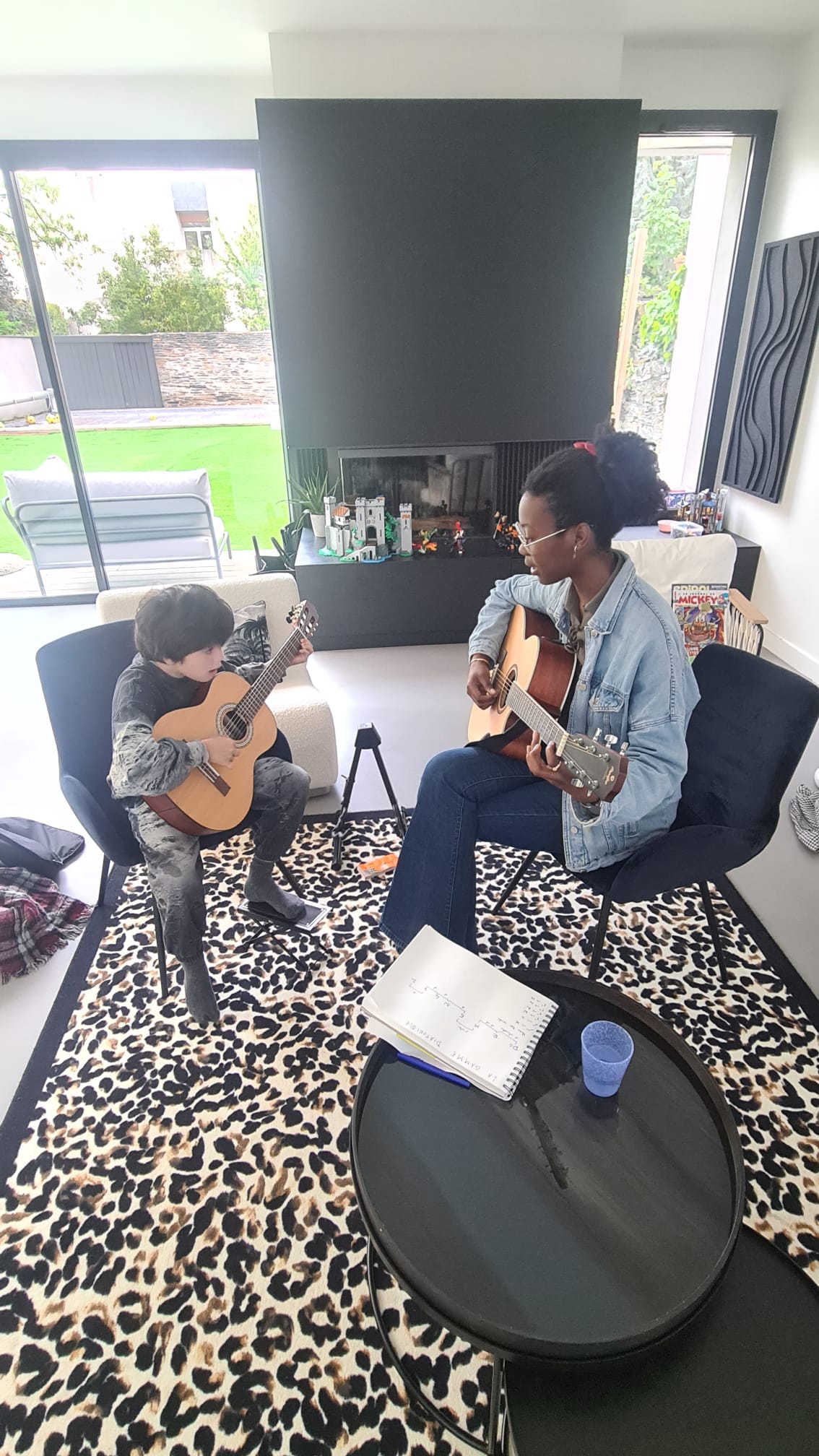 Cours de guitare à domicile professeur et élève
