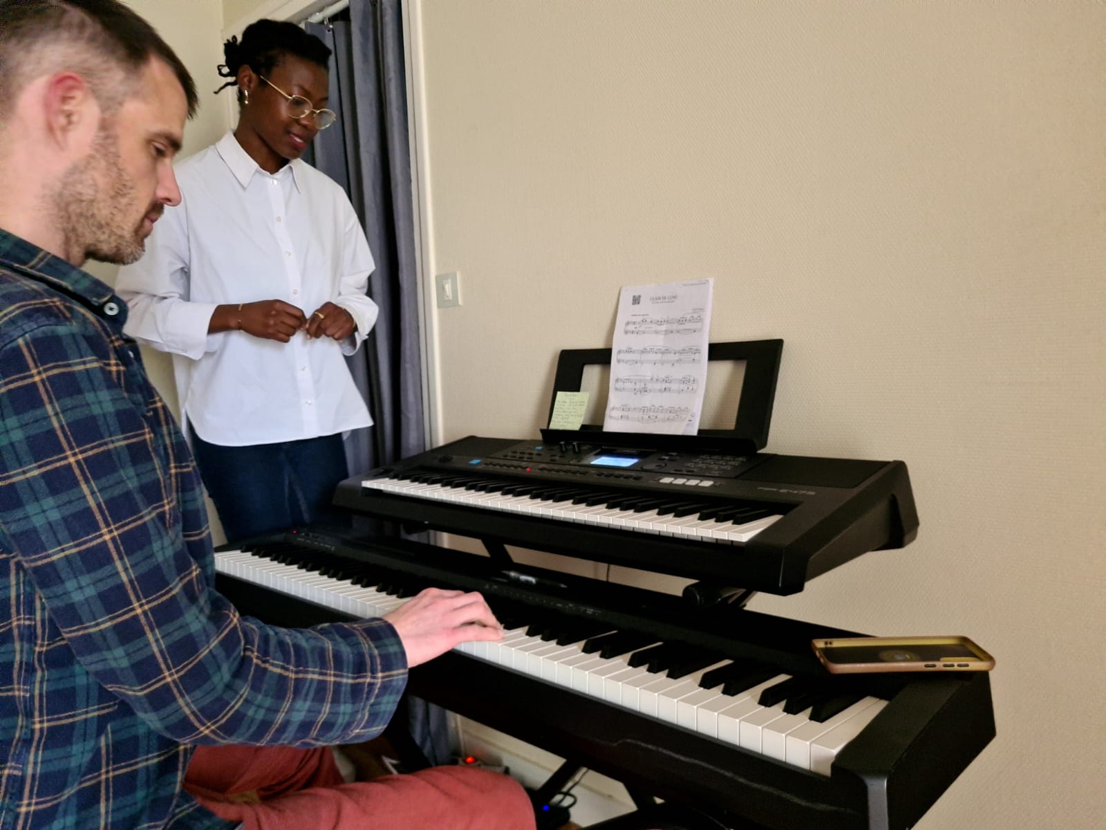 Professeure supervisant un cours de piano