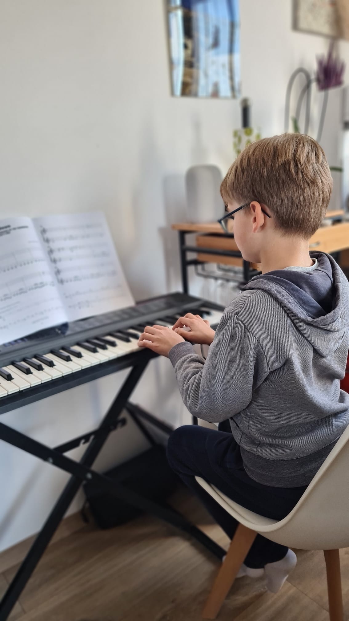 Enfant au piano clavier