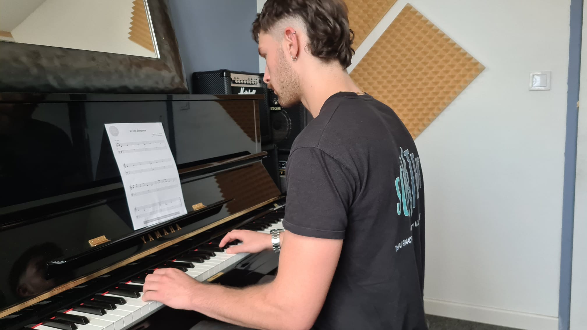 Cours de piano sur piano acoustique Yamaha