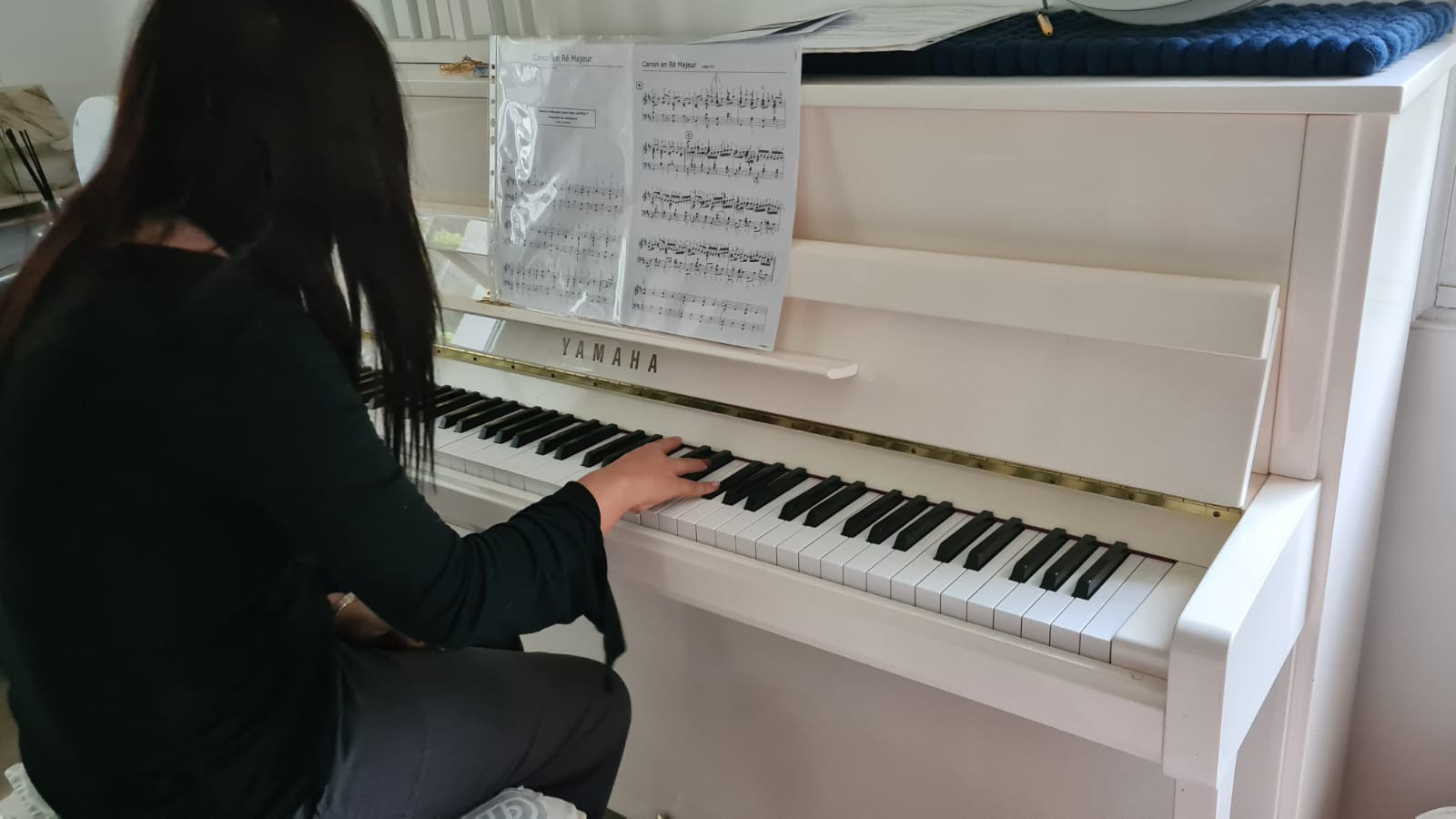 Cours de piano sur Yamaha blanc